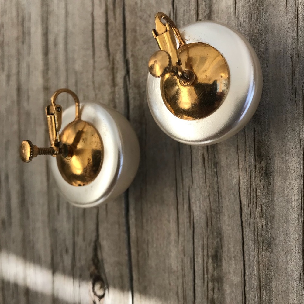 Extra Large Clip-on pearl earrings 🎯🚨SOLD🚨🚨🎯no longer available!
